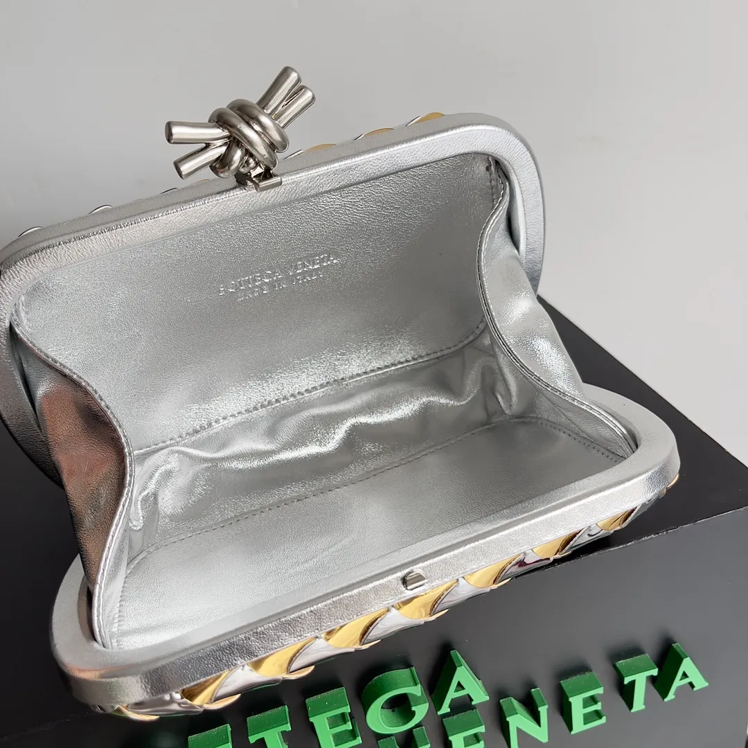 Batch 1960 BOTTEGA VENETA 2024 new women's evening bag. The more complicated weaving process gives it a wavy double pattern. As one of the protagonists of the Holy Way capsule, it shines like the stars on the Christmas tree⭐ Style number: 778500 Size: 20.5*12.5*6